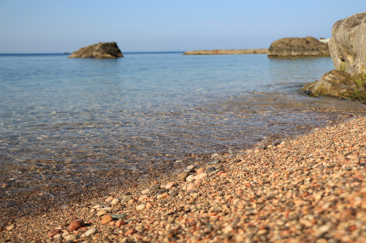Чистая вода на пляже в Форосе, Крым